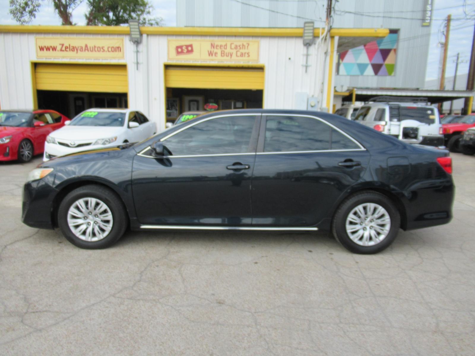 2013 Blue /Tan Toyota Camry LE (4T4BF1FKXDR) with an 4 Cylinder engine, Automatic transmission, located at 1511 North Shepherd Dr., Houston, TX, 77008, (281) 657-1221, 29.798361, -95.412560 - 2013 TOYOTA CAMRY L VIN: 4T4BF1FKXDR321369 4 T 4 B F 1 F K X D R 3 2 1 3 6 9 SEDAN 4 DR 2.5L I4 F DOHC 16V GASOLINE FRONT WHEEL DRIVE - Photo #12